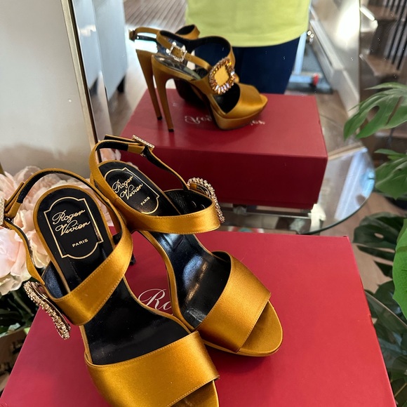 Roger Vivier Mustard Satin Embellished Platform Heels Size 37 - Picture 3 of 3